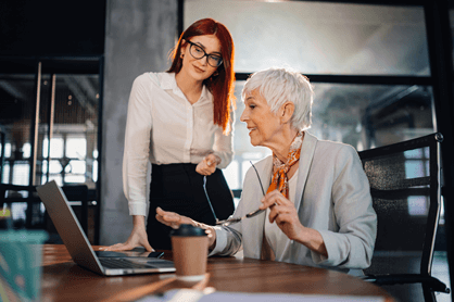 Equipo analizando data