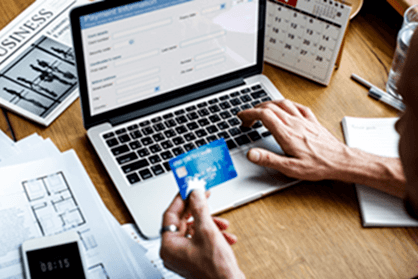 Usuario disfrutando de experiencia de open finance