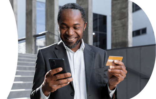 hombre-feliz-usando-app-bancaria